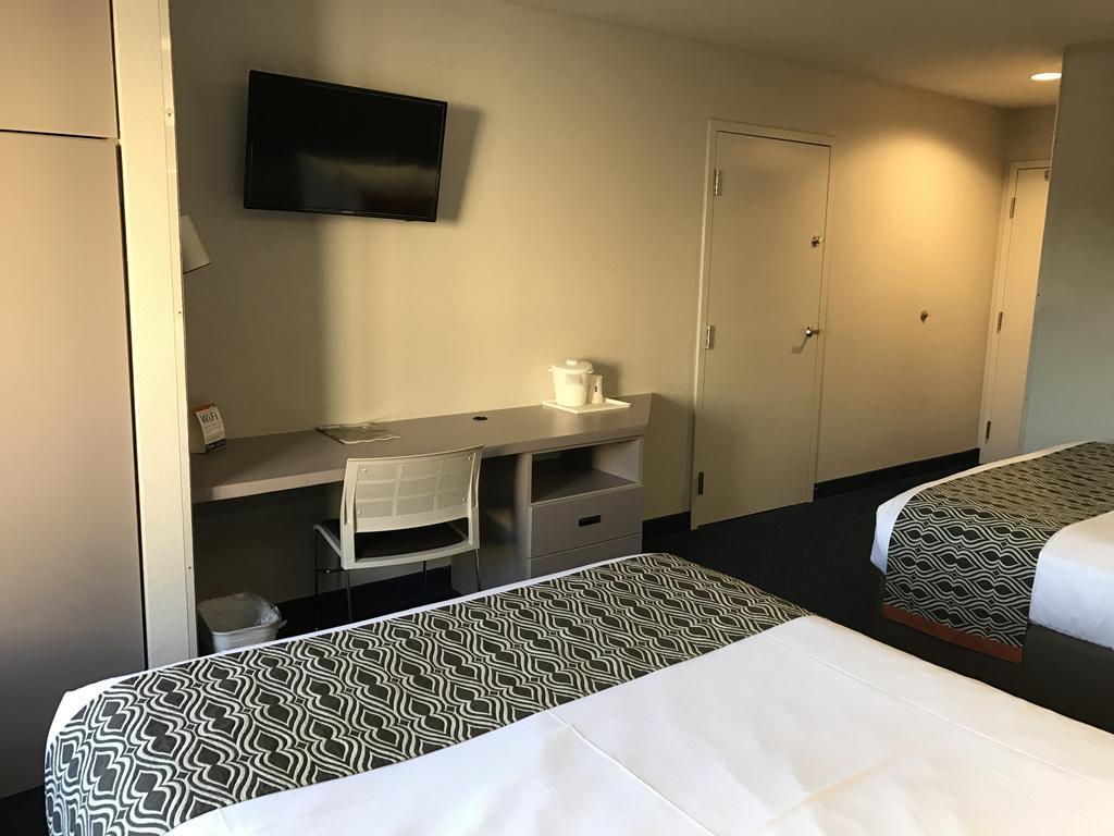 Microtel Inn By Wyndham Louisville East Exteriör bild
